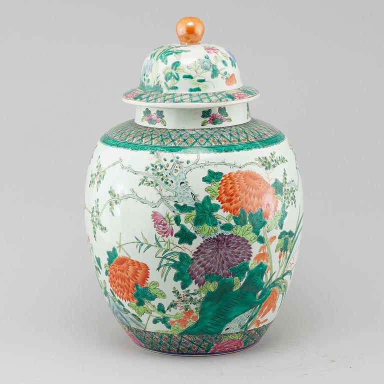 A porcelain jar with lid, China, 20th century.