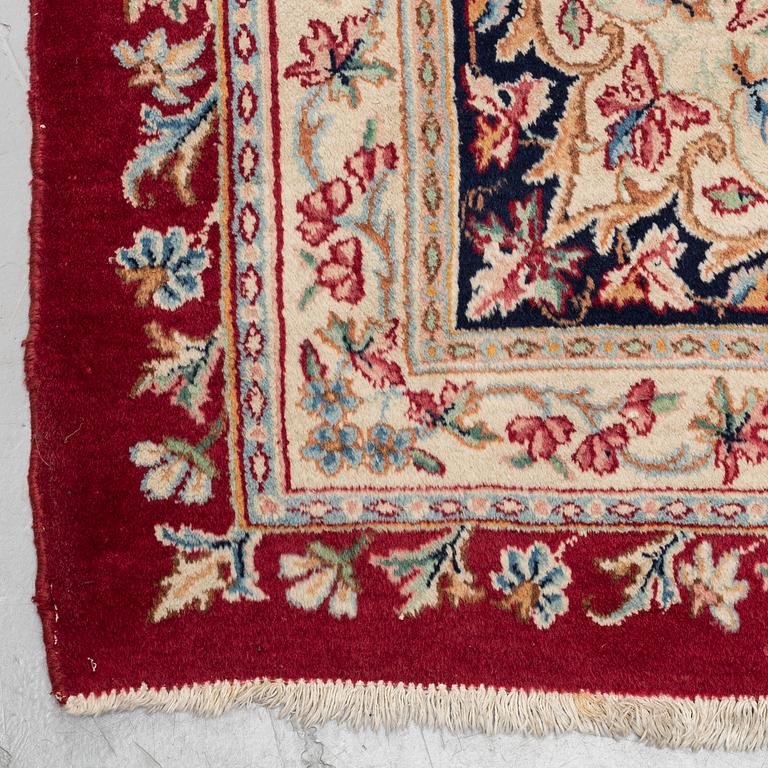 A carpet, a semi-antique/old Kerman, ca 413,5-418 x 295-299 cm.