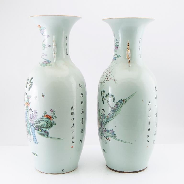 A pair of Chinese vases decorated with elegant ladies of the court, 20th century.