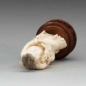 A ivory sculpture of a female musician, late Qing dynasty (1644-1912).