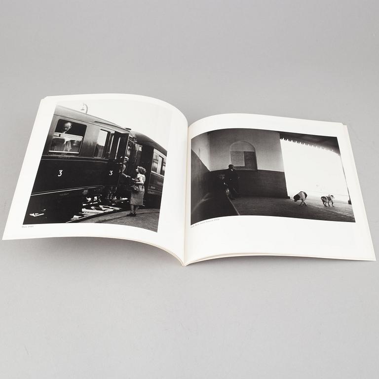 Tiofoto, 2 böcker samt 4 kataloger, några med dedikation.