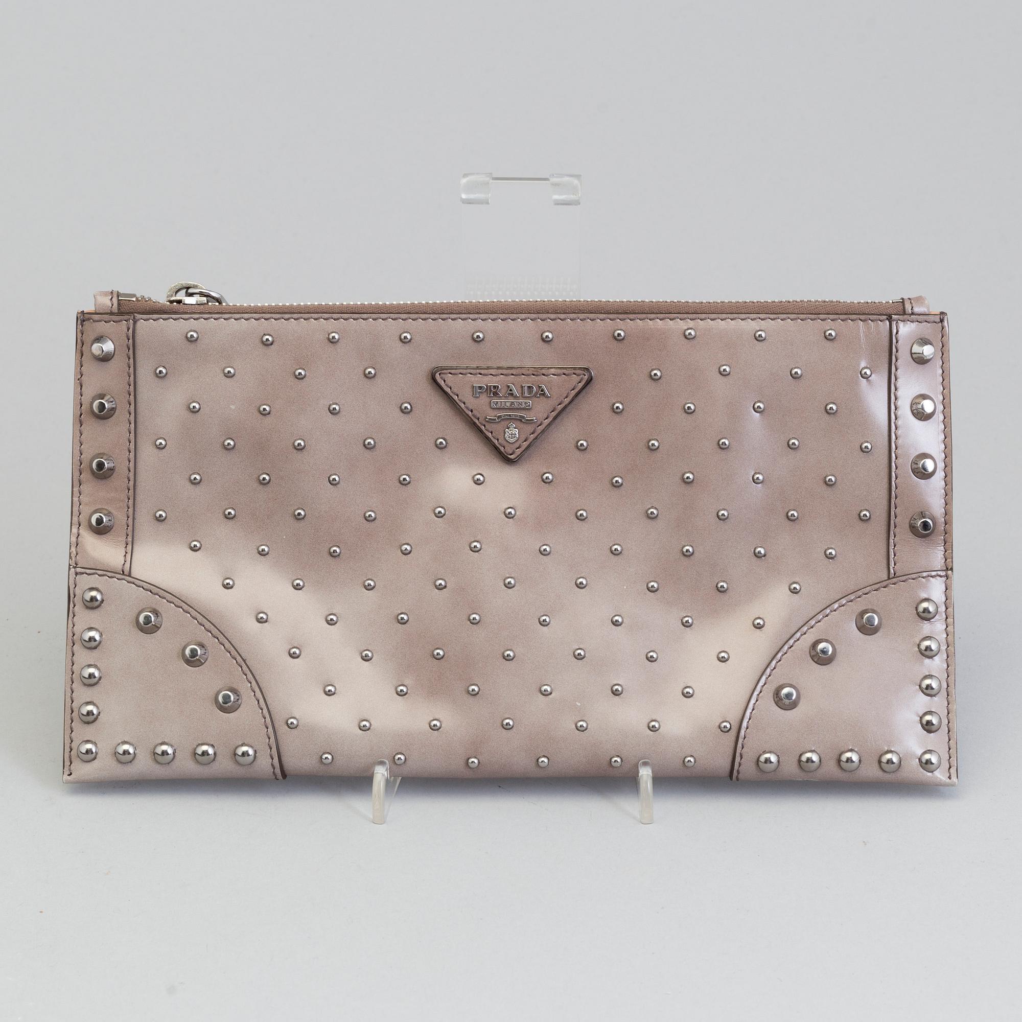 A CLUTCH, PRADA.