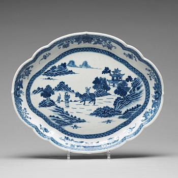 945. A blue and white tray, Qing dynasty, Qianlong (1736-95).