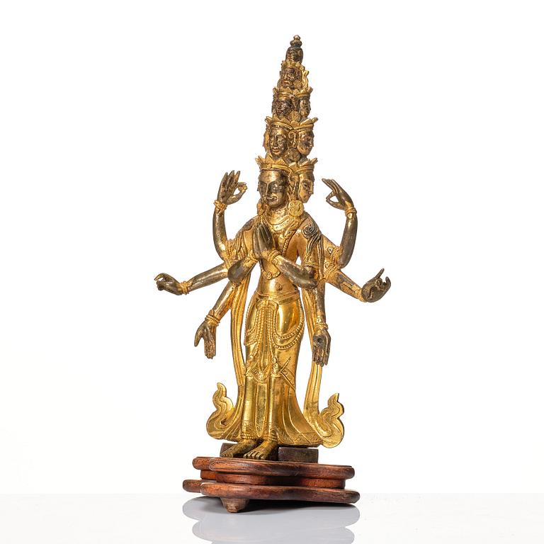 Avalokiteshvara, förgylld brons. Tibetokinesisk, sen Qingdynasti, omkring 1900.