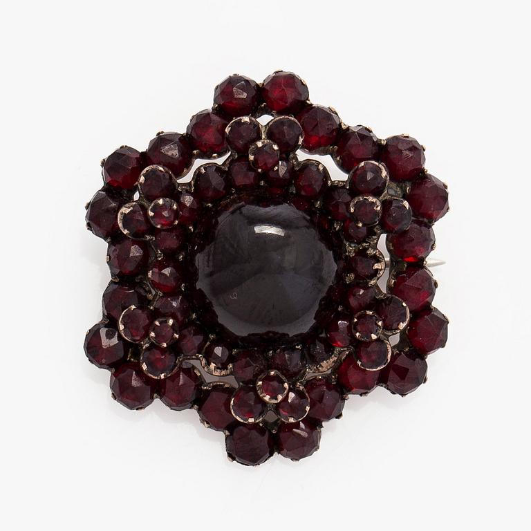 Collier och brosch, viktorianska, cabochon- och rosenslipade granater, silver.