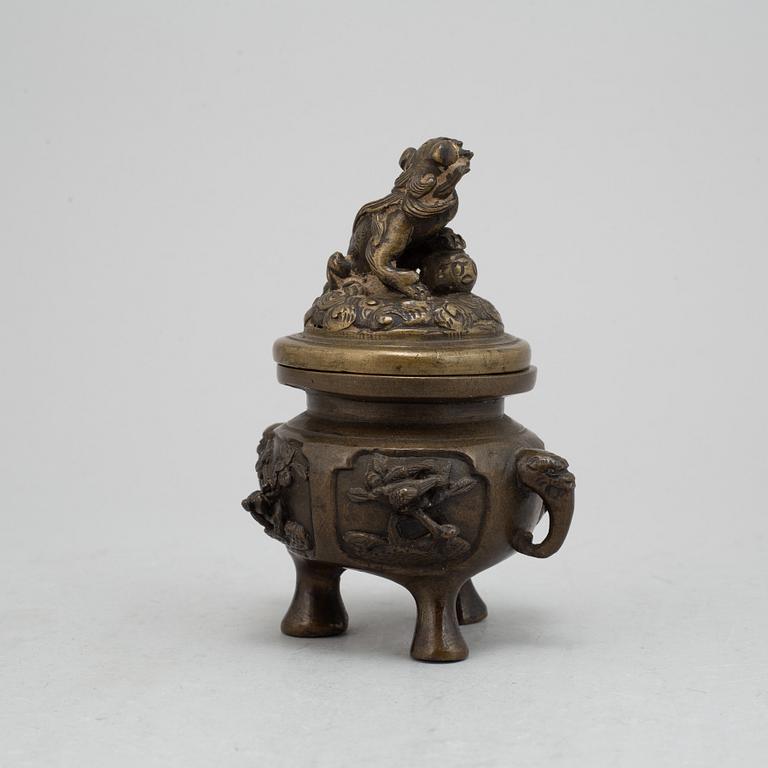 A Chinese bronze censer with lid, Qing dynasty, 19th century.