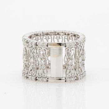Ring, 18k white gold with brilliant-cut diamonds.