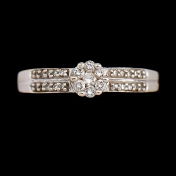 RING, 18 k vitguld och briljantslipade diamanter. Total vikt 4 g.