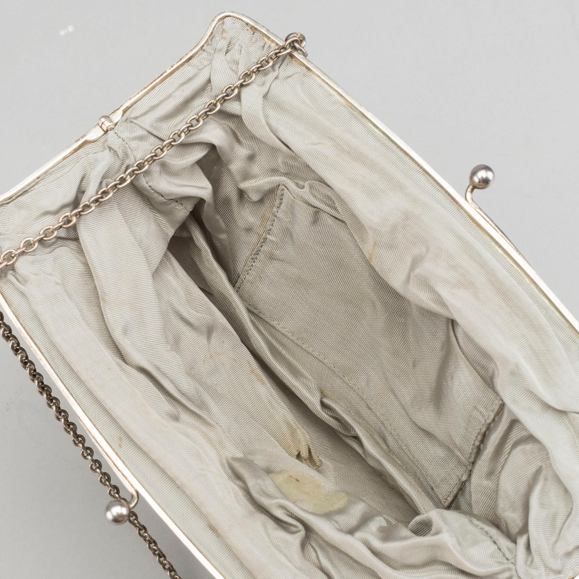 A SILVER EWENING BAG.
