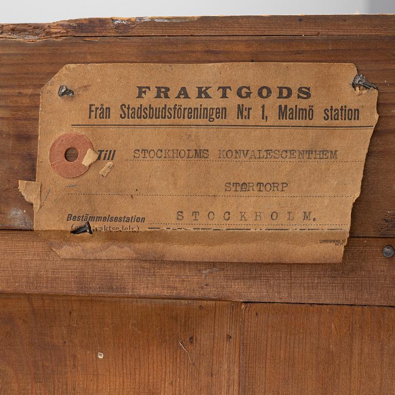 Klädskåp från omkring år 1900.