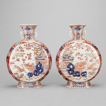 PILGRIMSFLASKOR, ett par, porslin, Japan, sent 1800-tal.