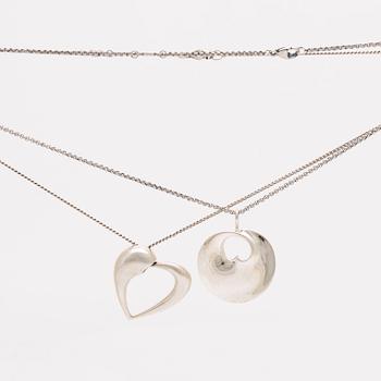 Georg Jensen 2 hängen med kedjor,sterling silver,  "Artist heart" av Karim Rashid, "Hidden heart" av Torun Bülow-Hübe.