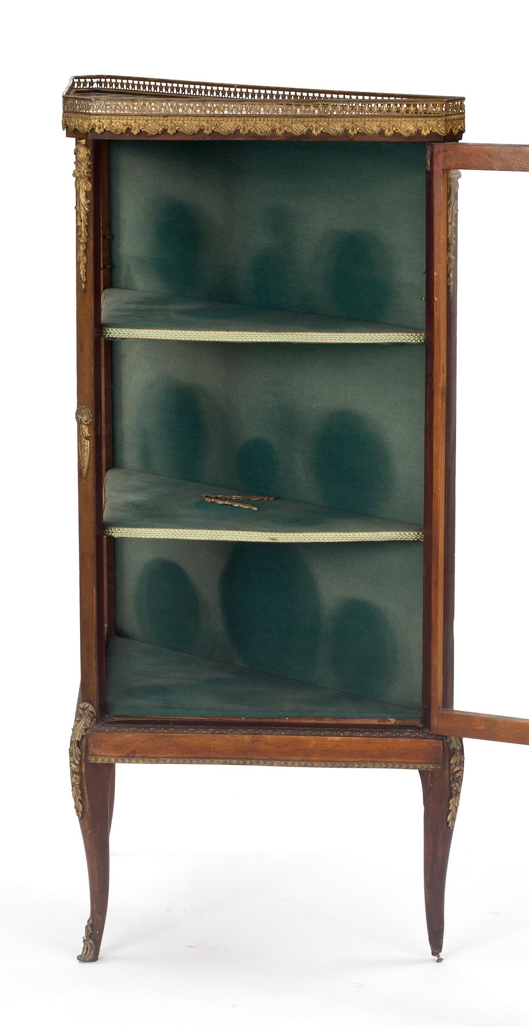 VITRINSKÅP, Louis XVI-stil. 1900-talets första hälft.