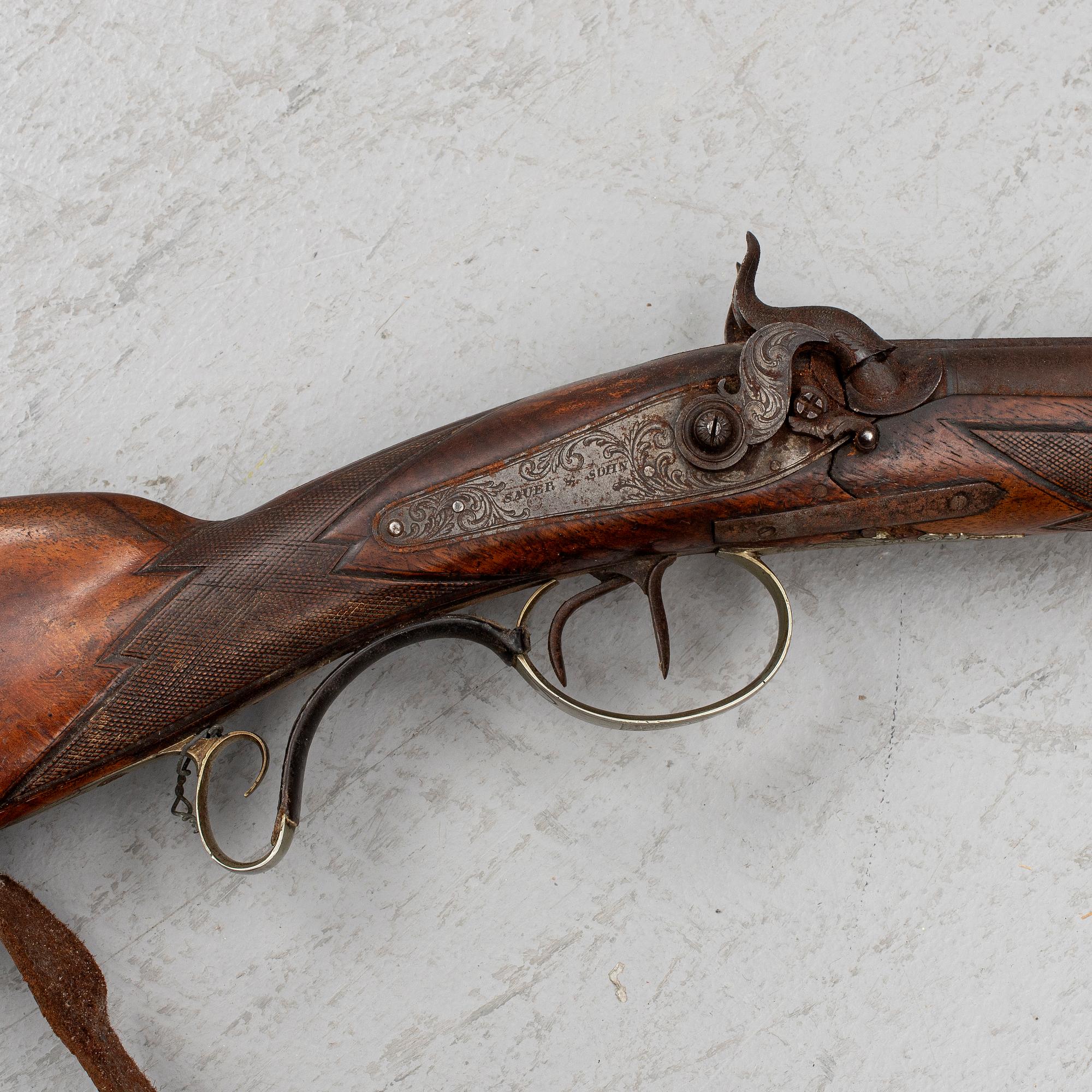 SLAGLÅSGEVÄR, Sauer & Sohn, Suhl, Tyskland, 1800-talets mitt, samt en JAKTVÄSKA.