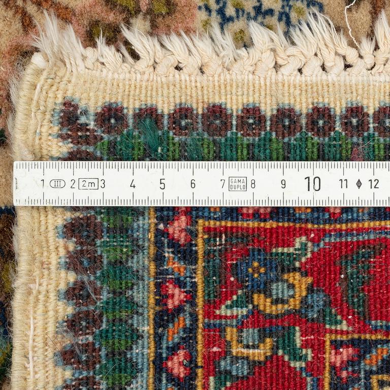Carpet, Tabriz, 283 x 220 cm.