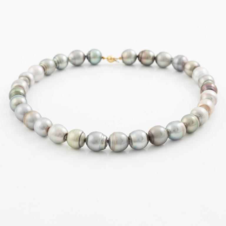 Collier med doserade odlade barocka Tahitipärlor, lås 18K guld.