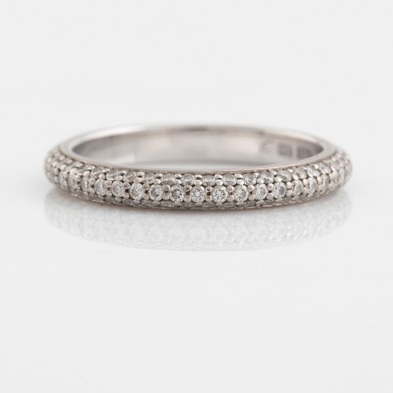 An Engelbert ring "Petite Pavé".