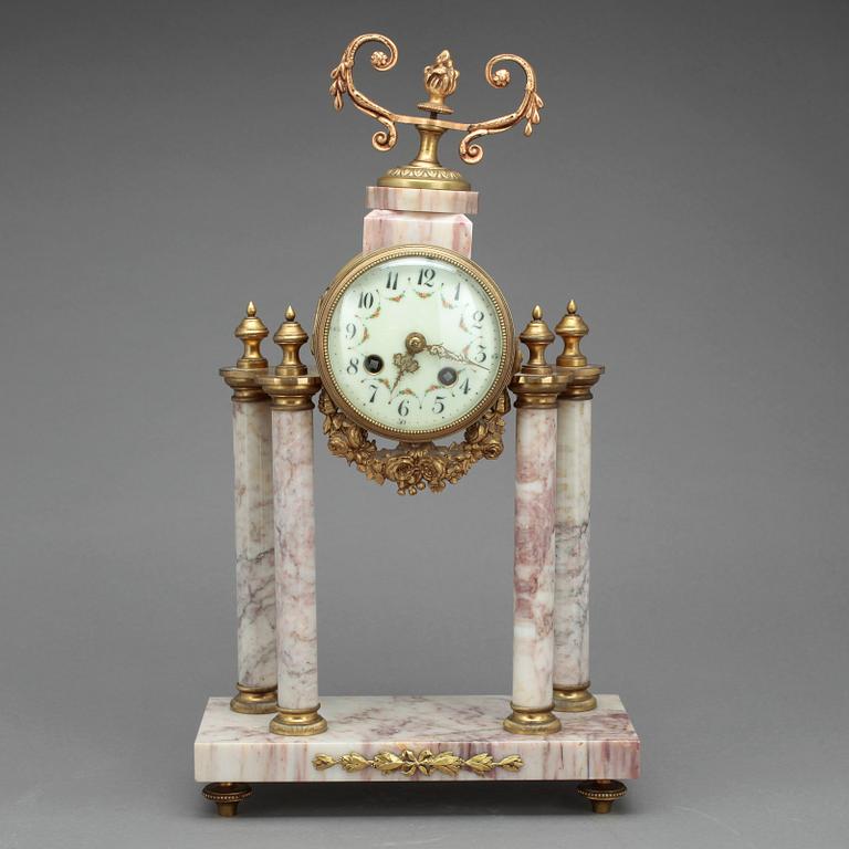 BORDSPENDYL, Louis XVI-stil, 1900-talets första hälft.
