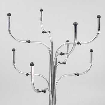 Sidse Werner, tamburmajor, "Coat Tree", Fritz Hansen, Danmark.