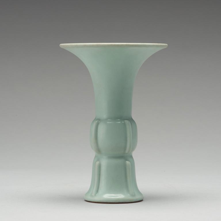 VAS, porslin. Kina, 1900-tal, troligen Republik med Qianlongsmärke.