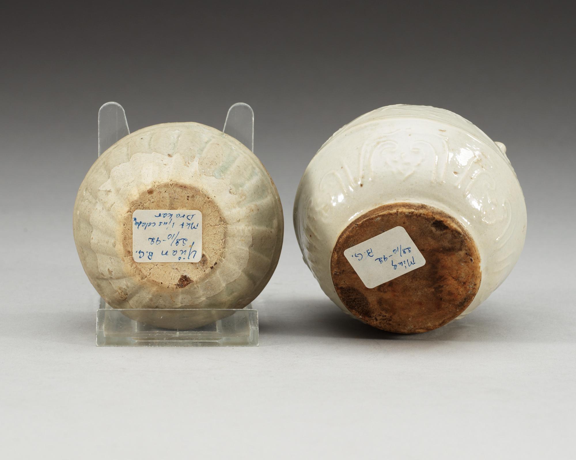 A set of two white glazed small urns, Yuan (1271-1368) and Ming dynasty (1368-1644).