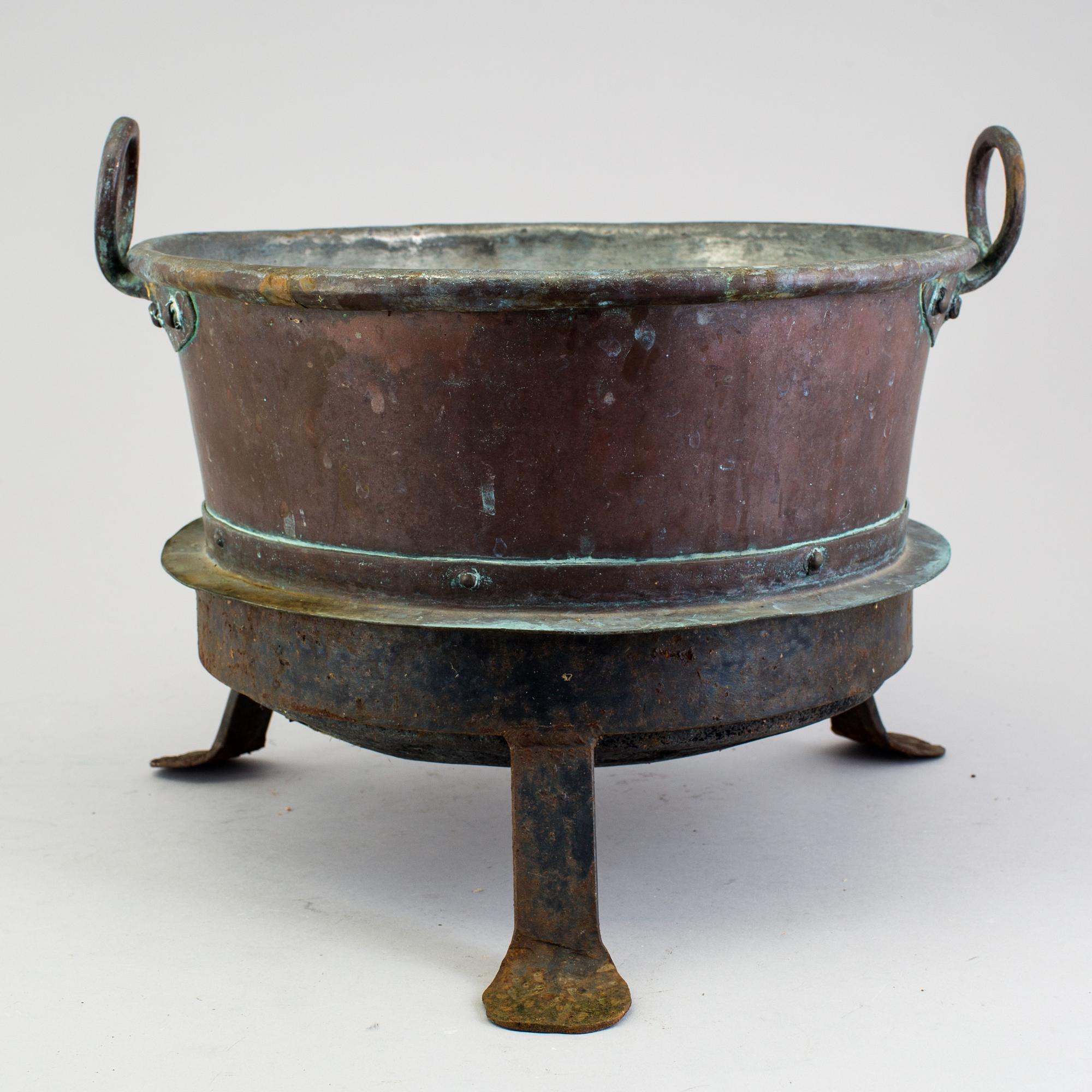 THREE 19TH CENTURY COPPER KITCHEN UTENSILS.