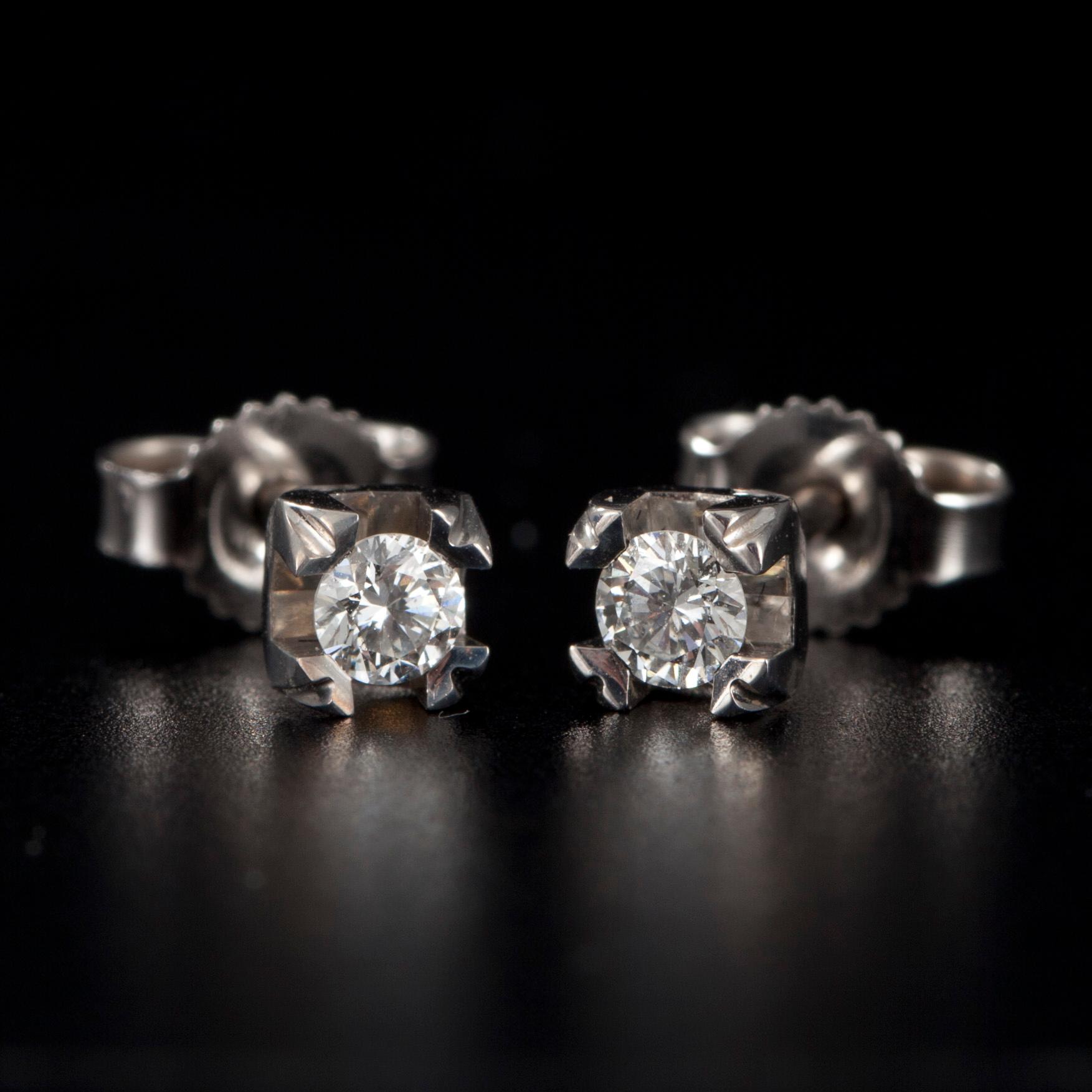 ÖRHÄNGEN, vitguld 14K, diamanter tot. 0,20 ct. Vikt 1,13 g.