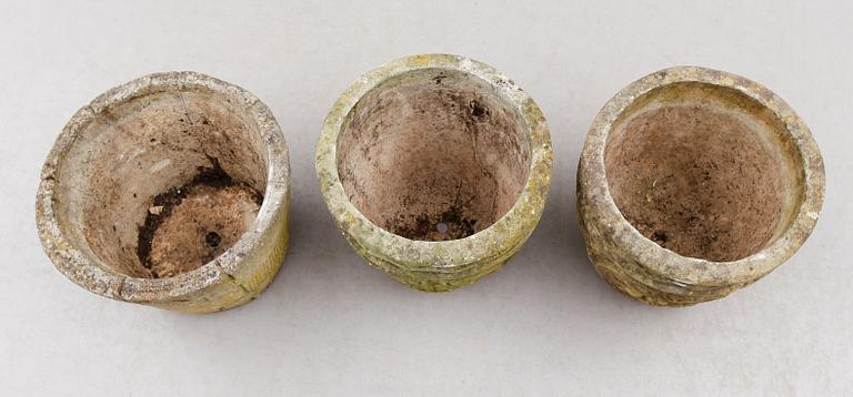 TRÄDGÅRDSURNOR, 3 st, snarlika, stenmassa, 1900-talets andra hälft.