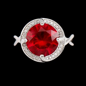 RING, rhodinerat silver, vita safirer, röd sten.