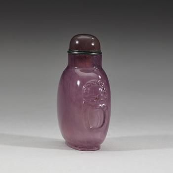 An amethyst snuff bottle with stopper, Qing dynasty (1644-1912).