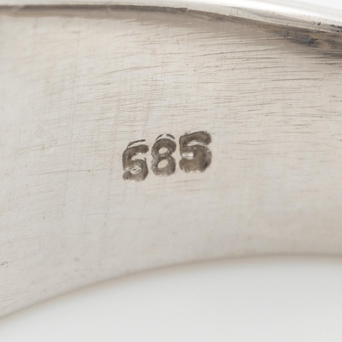 Ring in 14K white gold set with princess-cut and brilliant-cut diamonds.