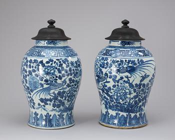 GOLVUROR, ett par, porslin. Sen Qing dynastin 1800-tal.