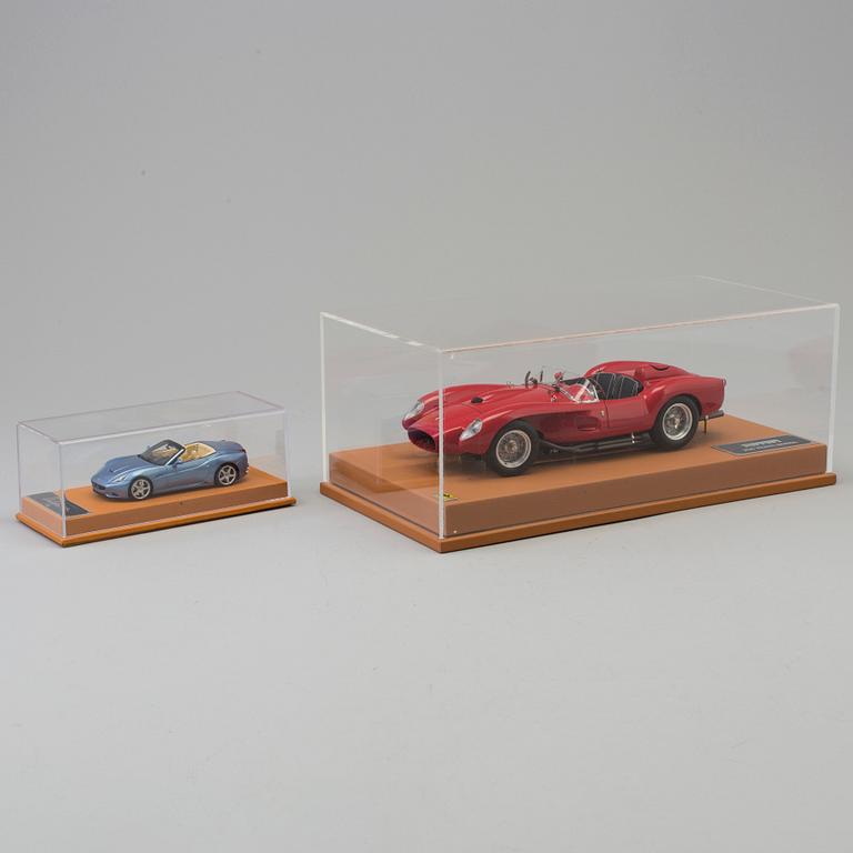 2 scale models of Ferrari 250 Testa Rossa and California.