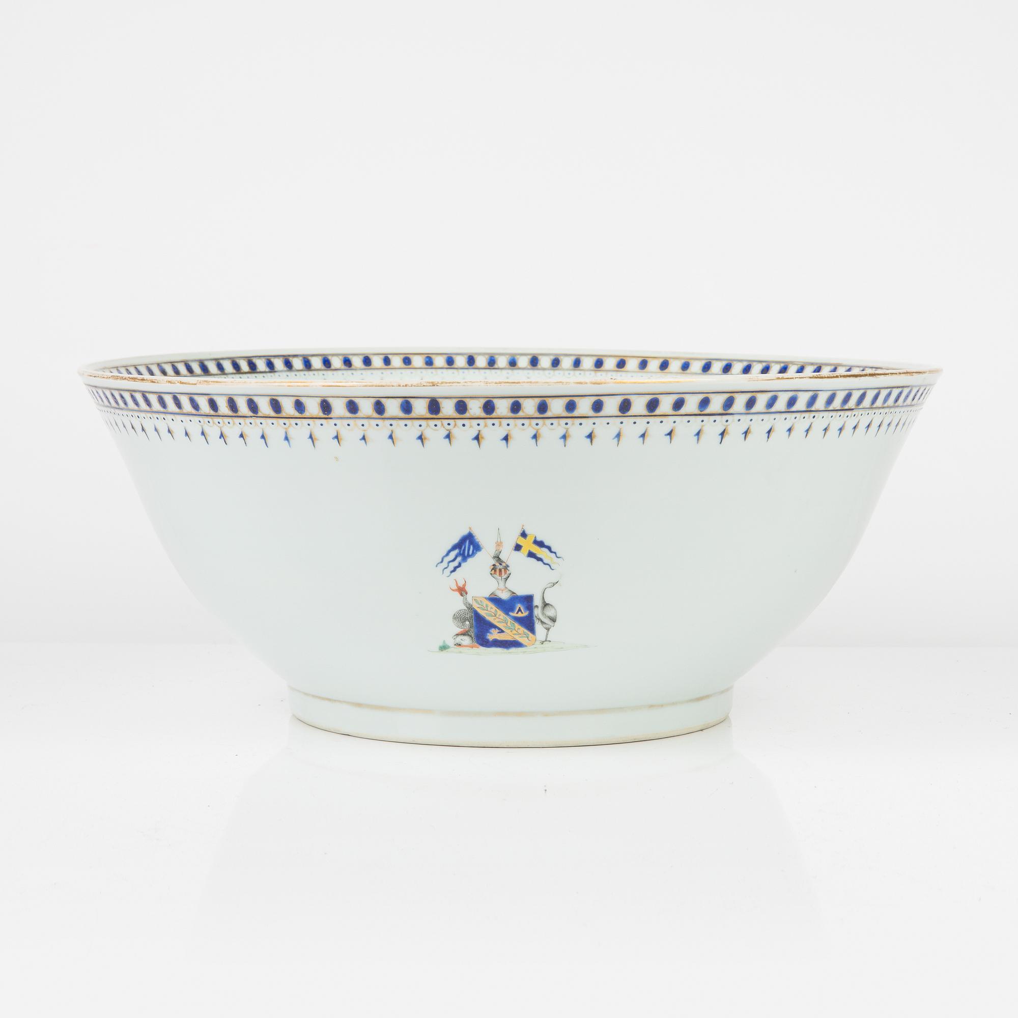 A Chinese armorial punch bowl with the Swedish arms of Wirsén, circa 1900.