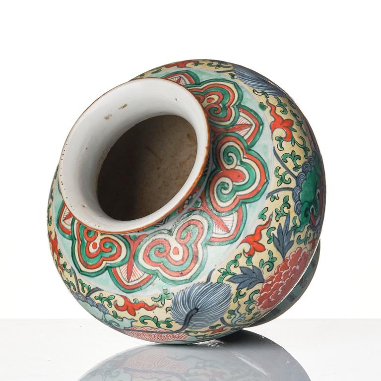A wucai Transition style vase, Qing dynasty, 19th Century.
