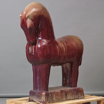 Ulla & Gustav Kraitz, a large stoneware sculpture of a horse, Fogdarp, Förslöv.