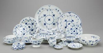 SERVISDELAR, 82 delar, porslin, "Musselmalet" Royal Copenhagen, 1900-talets andra hälft.