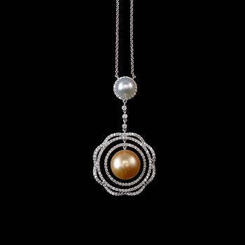 556. A PENDANT, brilliant cut diamonds c. 1.42 ct. South sea pearls 9 and 14 mm. 18K white gold, weight 15,6 g.