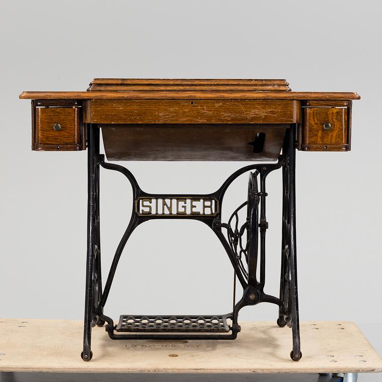 SYMASKIN MED BORD, Singer, Omkring år 1900.