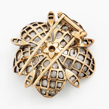 W.A. Bolin brosch i form av blomma 18K guld och silver med en bouton-formad pärla samt rosenslipade diamanter.