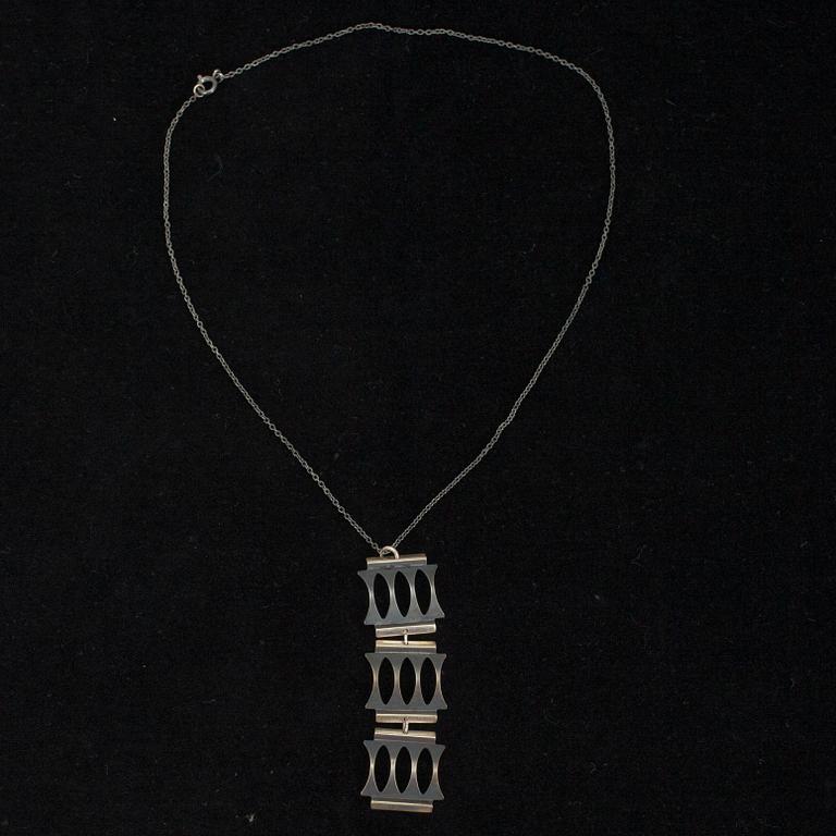 BROSCH, HÄNGE, HALSSMYCKE samt RINGAR, 3 st., silver. Tot. vikt ca 45 g.