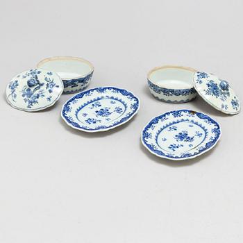 SMÖRASKAR med LOCK och FAT, två stycken, kompaniporslin. Qingdynastin, Qianlong (1736-95).