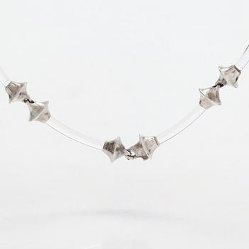 Björn Weckström, kaulakoru, "Destinina", hopeaa, akryylia.