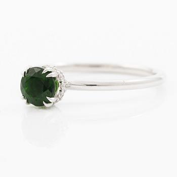 Ring 14K white gold with chrome diopside and brilliant-cut diamonds.
