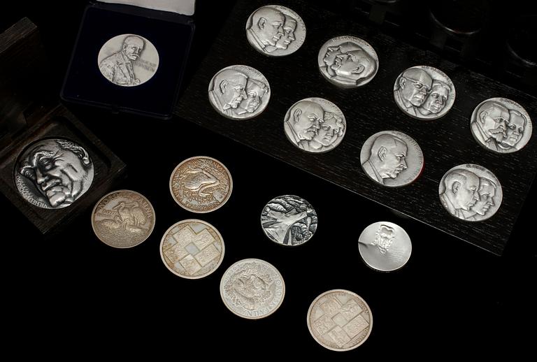 SAMLARMYNT, 17 st, silver, bl a "SUOMEN TASAVALLAN", Sporrong, 1970/1980-tal, total vikt 1230 g.