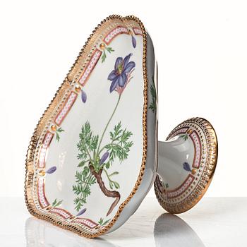 Tazza samt uppläggningsfat, porslin. Royal Copenhagen, "Flora Danica", Danmark, 1900-tal.