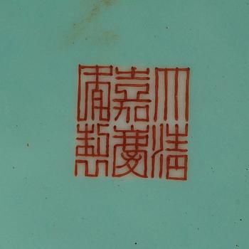 VAS, porslin. Kina, 1900-tal, med Jiaqing sigillmärke.