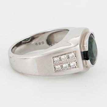 18K white gold and green sapphire och brilliant-cut diamond ring.
