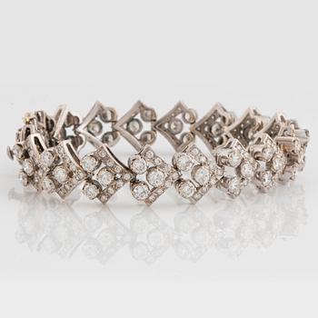 An 18K white gold bracelet set with round brilliant-cut diamonds.
