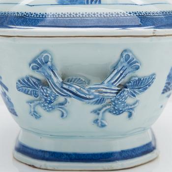 A Chinese blue and white tureen with cover, Qing dynasty, Qianlong (1736-1795).